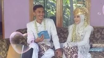 Viral Pengantin Duduk di Teras Tanpa Pakai Pelaminan, Alasannya Bikin Baper