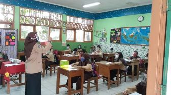 Murid Girang Sekolah Dibuka: Kalau Gak Ngerti Bisa Langsung Tanya Bu Guru