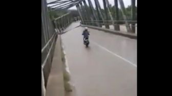 Viral Aksi Pemotor di Jembatan yang Hampir Ambrol, 'Bercandanya Nyusahin Tim SAR'