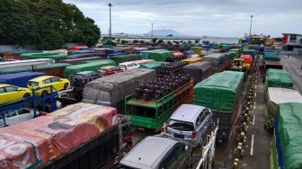 antong Parkir Pelabuhan Merak Penuh; Kendaraan Pribadi dan Muatan Menumpuk