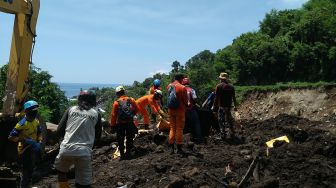 Proses Evakuasi SAR Gabungan Berlanjut di Desa Amakaka