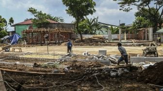 Pekerja menyelesaikan proyek revitalisasi kawasan Stasiun Manggarai di Jakarta, Kamis (8/4/2021). ANTARA FOTO/Galih Pradipta
