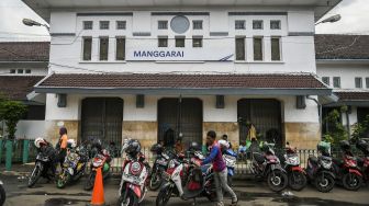 Warga memindahkan kendaraannya di depan Stasiun Manggarai, Jakarta, Kamis (8/4/2021).  ANTARA FOTO/Galih Pradipta