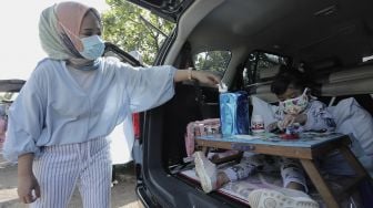 Murid TK Membuat Miniatur Beduk saat Sekolah Tatap Muka Drive In