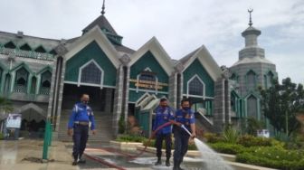 Sambut Ramadan 1.700 Masjid di Kota Makassar Disemprot Cairan Disinfektan