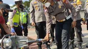 Polres Metro Bekasi Musnahkan Puluhan Knalpot Bising