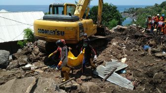 20 Warga Masih Tertimbun Longsor di Lembata, Pencarian Dilanjut Besok Pagi