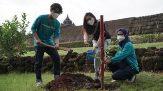 Peduli Lingkungan, Sekelompok Anak Muda Lakukan Aksi Bersih-bersih Candi