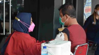 Pengemudi Ojek dan Karyawan Mal di Bandar Lampung Mulai Divaksin Covid-19