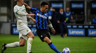 Penyerang Inter Milan Lautaro Martinez melakukan tembakan untuk mencetak gol kedua selama pertandingan sepak bola Serie A Italia Inter Milan melawan Sassuolo di Stadion Giuseppe Meazza, Milan, Kamis (8/4/2021) dini hari WIB. Isabella BONOTTO / AFP