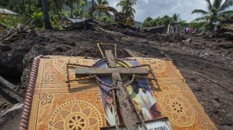 Petugas menggunakan ekskavator untuk mencari korban hilang dalam bencana tanah longsor di Desa Nelelamadike, Kecamatan Ile Boleng, Kabupaten Flores Timur, Nusa Tenggara Timur (NTT), Kamis (8/4/2021). ANTARA FOTO/Aditya Pradana Putra
