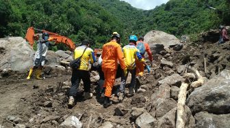 Tim SAR Evakuasi Enam Korban Tertimbun Longsor Lembata NTT