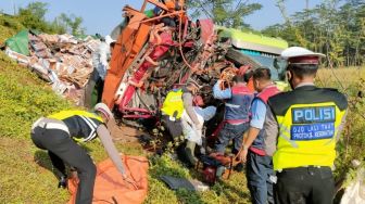 Kecelakaan Maut Dua Truk Tronton diTol Pemalang-Batang,Satu Orang Tewas