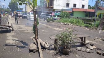 Kecewa Jalan Dibiarkan Rusak 3 Tahun, Warga Binjai Blokir Jalan Provinsi