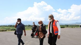 Kunjungi Lokasi Bencana, Risma Mendarat di Bandara Fransiscus Xaverius Seda