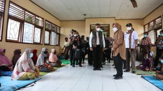 Bawa Bantuan, Mensos Kembali Kunjungi 2 Lokasi Terdampak Bencana di NTT