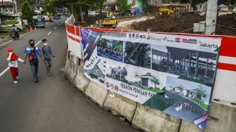 Warga melintasi proyek revitalisasi kawasan Stasiun Manggarai di Jakarta, Kamis (8/4/2021). ANTARA FOTO/Galih Pradipta
