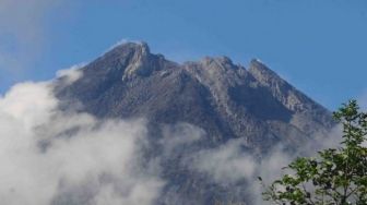 Merapi 5 Kali Luncurkan Lava Pijar ke Barat Daya, Jarak Maksimum 900 Meter