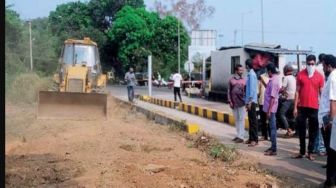 Kesal dengan Pengelola Tol Tak Tepati Janji, Warga Bikin Jalan 'Tandingan'