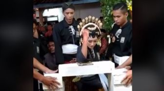 Unik! Aksi Pengantin Wanita Pecahkan Bata saat Resepsi, Sukses Curi Atensi