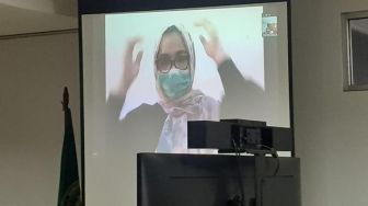 Tampil Lebih Muslimah, Reza Artamevia Pakai Kerudung saat Sidang