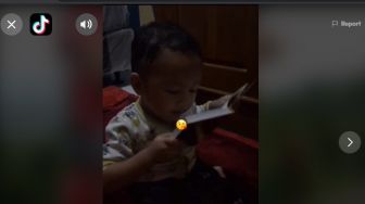 Bikin Mberebes Mili, Balita Minta Gendong Pada Buku Yasin Sang Ayah