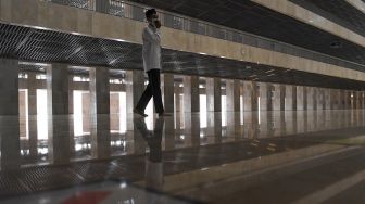 Seorang petugas mengecek ruang utama Masjid Istiqlal di Jakarta, Jumat (9/4/2021). [ANTARA FOTO/Wahyu Putro A]