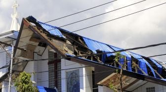 Atap salah satu gereja hancur akibat diterjang angin kencang badai Siklon tropis Seroja di Kota Kupang, NTT, Kamis (8/4/2021). [ANTARA FOTO/Kornelis Kaha]