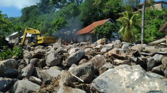 Evakuasi Korban Banjir - Longsor Desa Amakaka Terkendala Bebatuan Besar