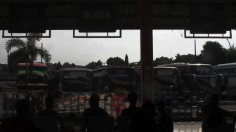 Sejumlah calon penumpang menunggu kedatangan bus di Terminal Kampung Rambutan, Jakarta Timur, Jumat (9/4/2021). [Suara.com/Dian Latifah]