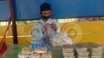 Jual Nasi Kuning Sambil Membaca Alquran, Imam Masjid Ini Sering Dihina