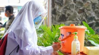 Tiga Sekolah di Makassar Uji Coba Belajar Tatap Muka, Murid Diswab Antigen Covid-19