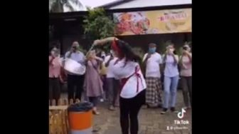 Bikin Geleng Kepala, Aksi Penjual Nasgor Masak Sambil Joget hingga Akrobat