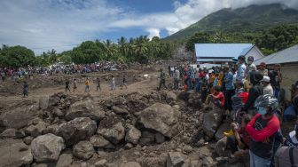 Sejumlah warga menanti kedatangan Presiden Joko Widodo yang akan meninjau lokasi tanah longsor di Desa Nelelamadike, Ile Boleng, Kabupaten Flores Timur, Nusa Tenggara Timur (NTT), Jumat (9/4/2021). [ANTARA FOTO/Aditya Pradana Putra]