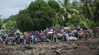 Sejumlah warga menanti kedatangan Presiden Joko Widodo yang akan meninjau lokasi tanah longsor di Desa Nelelamadike, Ile Boleng, Kabupaten Flores Timur, Nusa Tenggara Timur (NTT), Jumat (9/4/2021). [ANTARA FOTO/Aditya Pradana Putra]