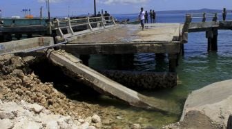 Jembatan penghubung ke dermaga kapal ikan roboh karena diterjang gelombang kencang akibat badai Siklon tropis Seroja di Kota Kupang, NTT, Kamis (8/4/2021). [ANTARA FOTO/Kornelis Kaha]