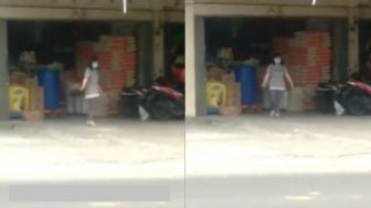 Viral Wanita Tebar Beras di Depan Toko, Mata Berkaca-kaca Tahu Endingnya