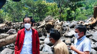 Tinjau Lokasi Bencana di Adonara, Jokowi Ingatkan Pengungsi Pakai Masker