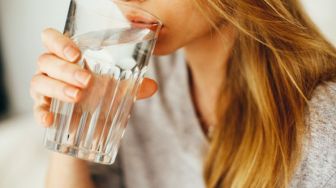 Sering Dilupakan, Manfaat Minum Air Putih Sebelum Tidur untuk Kesehatan