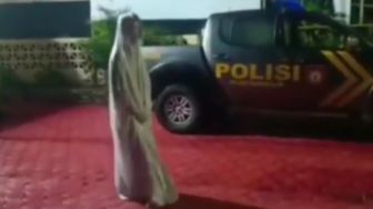 Viral ABG Berdandan Pocong Demi Konten Menakuti Warga, Endingnya Bikin Puas