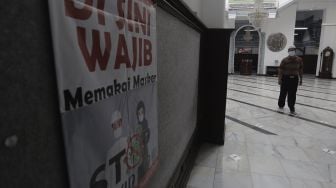 Jamaah berjalan di dalam Masjid Cut Meutia, Jakarta, Sabtu (10/4/2021). [Suara.com/Angga Budhiyanto]