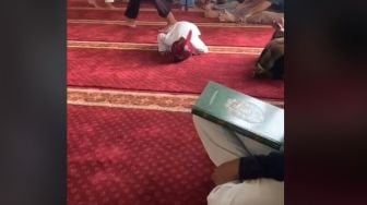 Bocah Sujud Lama Ternyata Ketiduran, Kaget saat Terbangun Dilihat Jemaah