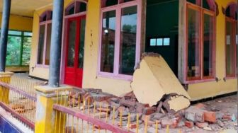 Brak! Tembok Masjid di Jember Rusak Parah Digoyang Gempa Malang