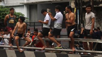 Sejumlah pesepak bola PSM Makassar menyelamatkan diri di pembatas jalan saat terjadi gempa bumi di Malang, Jawa Timur, Sabtu (10/4/2021). [ANTARA FOTO/Ari Bowo Sucipto]