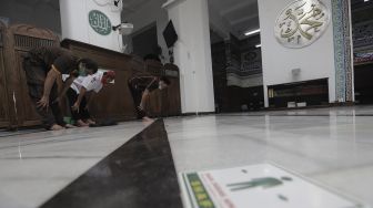 Jamaah melaksanakan ibadah shalat di dalam Masjid Cut Meutia, Jakarta, Sabtu (10/4/2021). [Suara.com/Angga Budhiyanto]