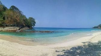 Pemandangannya Indah, Pantai Teluk Hantu Makin Ramai Dikunjungi Wisatawan