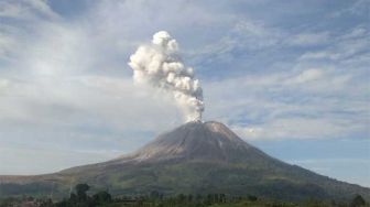 Dua Kali Erupsi, Gunung Sinabung Kembali Semburkan Abu Vulkanik