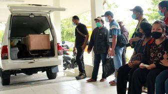 Jenazah guru sekolah dasar Oktovianus Rayo yang meninggal akibat ditembak oleh kelompok kriminal bersenjata (KKB) tiba di kamar jenazah RSUD Mimika, Papua, Sabtu (10/4/2021). ANTARA FOTO / Sevianto Pakiding
