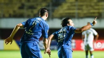 Gol Indah Febri Hariyadi dan Ezra Walian Paksa Bhayangkara FC Berlutut di Kaki Persib