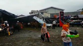 Bruk! Warga yang Tengah Asyik Makan Pun Lari Berhamburan